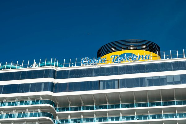 Quelles croisières offrent des excursions pour découvrir les plages de sable blanc aux Maldives?